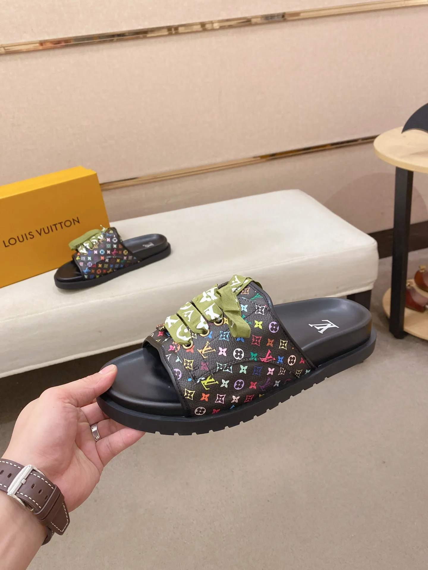 Men's shoes 💰: 340💰Made by LV🔍Top purchasing agents. Men's spring and summer slippers are available at the same counter. The uppers are imported cowhide from Italy, with logo graphics and high-quality craftsmanship. Soles: original soles specially provided by the original factory. Exclusive movable molded soles are super comfortable. Original goods follow orders. 🔍🔍High quality. You can enter and exit the counter at will. Welcome to compare. Size 38-44.